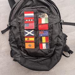 Zwarte North Face Borealis met vlaggen, som rapportert til iLost