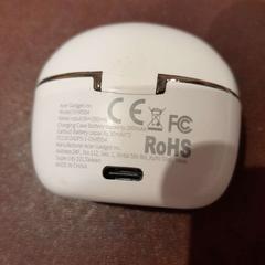 Etui airpods blanc, a été signalé par TCL utilisant iLost