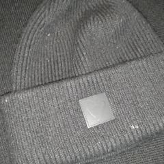 قبعة صغيرة، كما تم الإبلاغ عنه بواسطة TivoliVredenburg عبر iLost