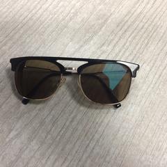 Gafas de sol, ha sido reportado por Hotel van der Valk Maastricht con iLost