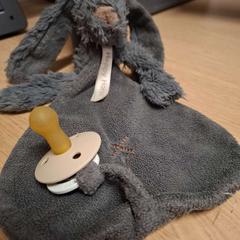 Knuffelkonijn met speen konijn speen, iLost를 사용하여 IKEA Duiven에 보고됨
