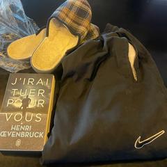 Buch, Sporthose & Badeschuhe, gemeldet von Hotel V Frederiksplein über iLost