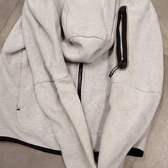 Kleding - Hoodie Grijs, ha sido reportado por Centraal magazijn con iLost