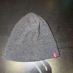 Sapka & Beanie Grijs, amint azt Van der Valk Hotel Amsterdam-Amstel az iLost segítségével jelentette.