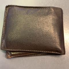 Portfel Barkanyi, zgłoszono przez Eindhoven Airport przy użyciu iLost