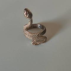 Ékszerek Ring, Schlangenmotiv, amint azt Schloss Hof az iLost segítségével jelentette.