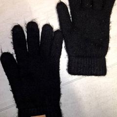 Gloves, as reported by Qbuzz DMG using iLost