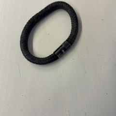 Armband, rapporterat av Down The Rabbit Hole med iLost
