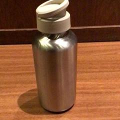 Bouteille thermos Grijs, a été signalé par Van der Valk Hotel Emmeloord utilisant iLost