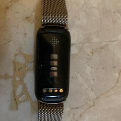 Fitbit armband met magneetsluiting, amint azt az iLostnak jelentették.