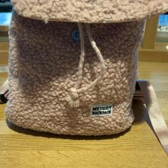 Kids backpack Roze fluffy, como reportado por Designer Outlet Roermond utilizando o iLost