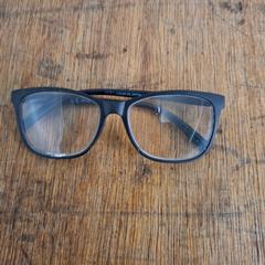Gafas zwart, ha sido reportado por Crammerock 2025 con iLost