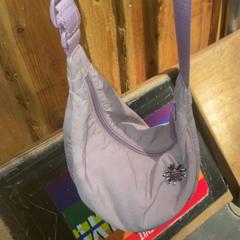 Borsetta purple, come riportato da Club Nyx/Exit Café utilizzando iLost