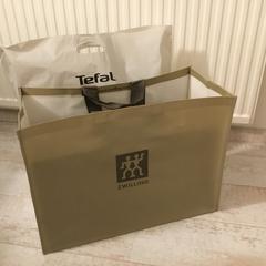 2 tassen met artikelen, jak bylo nahlášeno na iLost