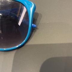 Occhiali da sole Blauw groen, come riportato da Rotterdam Ahoy utilizzando iLost