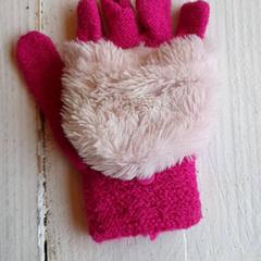 Kesztyű Roze, amint azt DierenPark Amersfoort az iLost segítségével jelentette.