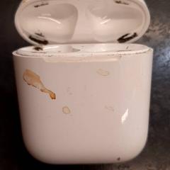 Leeg doosje oortjes, jak nahlášeno Rotterdam The Hague Airport pomocí iLost