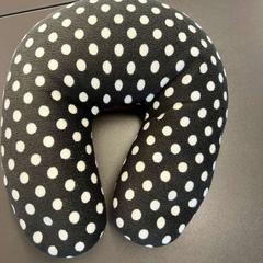 Polštář na krk zwart met witte stippen, jak nahlášeno Gebo Tours pomocí iLost