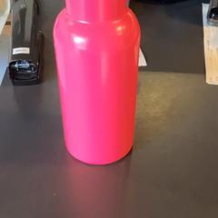 Bottiglia Pink Metal Bottle, come riportato da MEININGER Hotel Salzburg City Center utilizzando iLost