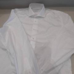 Kleidung Witte blouse, gemeldet von Van der Valk Hotel Schiphol über iLost