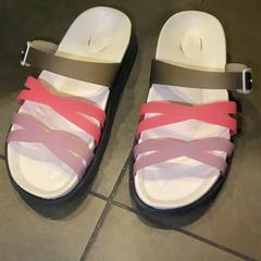 샌들 Sandals, iLost를 사용하여 MEININGER Hotel Amsterdam City West에 보고됨