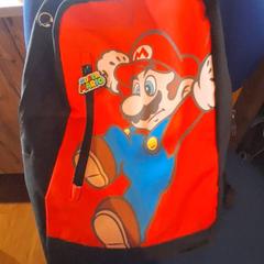 حقائب الظهر والحقائب النهارية Super Mario rood، كما تم الإبلاغ عنه بواسطة Familiepark Drievliet عبر iLost
