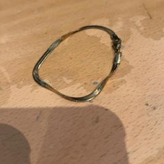 Eskumuturra Goud, gisa salatu by Pathé Ede iLost erabiliz