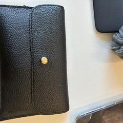 Carteira - Zwart, como reportado por Centraal magazijn utilizando o iLost