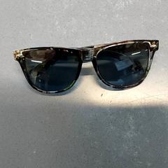 眼鏡 - Zonnebril がiLostで Centraal magazijn によって報告されました