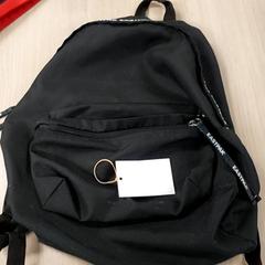 Ryggsäck -Eastpack, rapporterat av Centraal magazijn med iLost