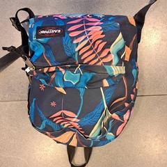 Mochila blauw met print Eastpak, segundo informou Regio West-Vlaanderen usando iLost