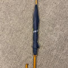 Parasol blauw met houten handvat, zgłoszono przez Cursus en vergadercentrum Domstad przy użyciu iLost