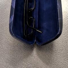 Irakurtzeko betaurrekoak met koker, gisa salatu by IKEA Amsterdam iLost erabiliz