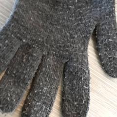 Ruházat - handschoenen, amint azt Regio Antwerpen - Brussel az iLost segítségével jelentette.