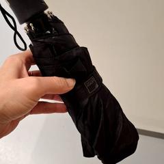 Paraugas, segundo informou IKEA Paris - Italie Deux usando iLost