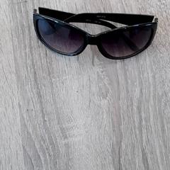 색안경 Zwart, iLost를 사용하여 EBS Tramplein에 보고됨