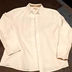 Camisas, ha sido reportado por Mövenpick Hotel Amsterdam City Centre con iLost