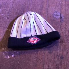 Cap Yankees achterop de muts, come riportato da Café Leentje utilizzando iLost