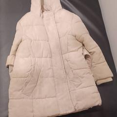 Cazadora de niña color beige がiLostで RÍO Shopping - Valladolid によって報告されました