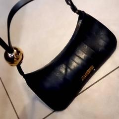 Geldbeutel, gemeldet von Leonardo Royal Hotel Amsterdam über iLost