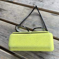 Glasses in lime case, gerapporteerd met iLost