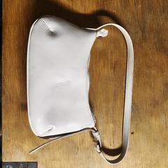 White handbag and telephone، كما تم الإبلاغ عنه عبر iLost