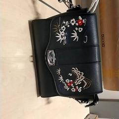 Portemonnee Zwart, bloemen incl. Kabel, amint azt IKEA Zwolle az iLost segítségével jelentette.