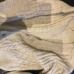Pulóver Vest beige Zara, amint azt Van der Valk Hotel Amsterdam-Amstel az iLost segítségével jelentette.