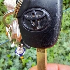 Sleutelbos met gehaskt hartje en Toyota sleutel, iLost-i jakinarazi zaion moduan