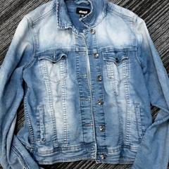 Spijkerjas blauw, jak nahlášeno Arriva Vechtdallijnen pomocí iLost