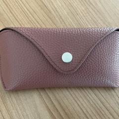 Puzdro na okuliare s okuliarmi, ako bolo nahlásené Breng Arnhem pomocou iLost