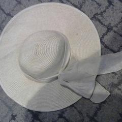 Straw hat beige et paille, as reported by Relais Azalys using iLost