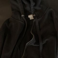 Sudadera Black, ha sido reportado por MEININGER Hotel Dresden Zentrum con iLost
