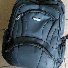 Mochila Grijs, ha sido reportado por Regio West-Vlaanderen con iLost